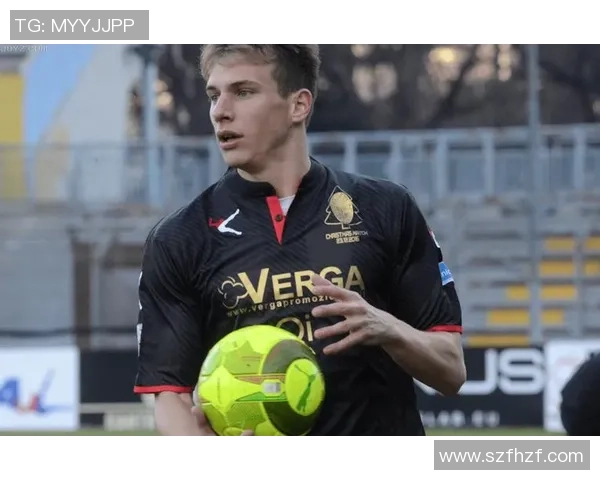 温格亨利瓦拉内齐聚看台助阵科莫主场大战尤文